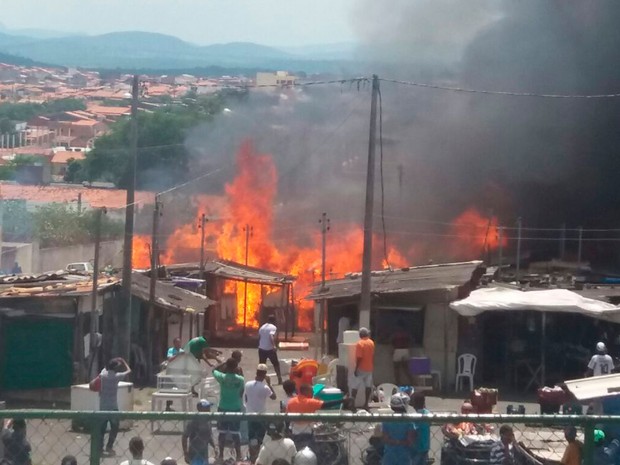 Incêndio atingiu Feira do Rolo, em Feira de Santana (Foto: Aldo Matos/Acorda Cidade)