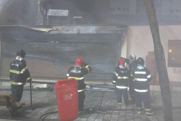 Dez mil litros de água foram utilizados para apagar o incêndio, que não deixou vítimas. Foto: Bombeiros/ Divulgação