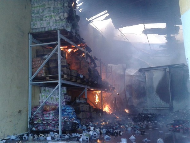 Incêndio destruiu material de galpão no Mercado da Produção (Foto: Luís Vitor Melo/ G1)