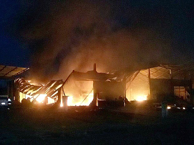 Incêndio destruiu galpão em minutos, segundo Corpo de Bombeiros (Foto: Divulgação/Corpo de Bombeiros)