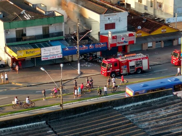 Incêndio atingiu comércio por volta das 6h desta segunda-feira (7) (Foto: Elaine Santos/Arquivo Pessoal)
