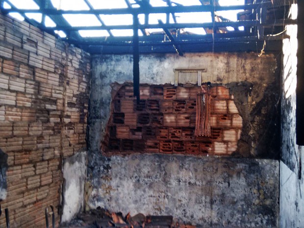 Parte do telhado desabou com o incêndio (Foto: Natalino Batista de Oliveira/Cedida)