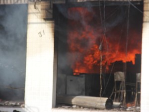 Incêndio deixou a loja destruída (Foto: Raimundo Mascarenhas/ Calila Notícias)