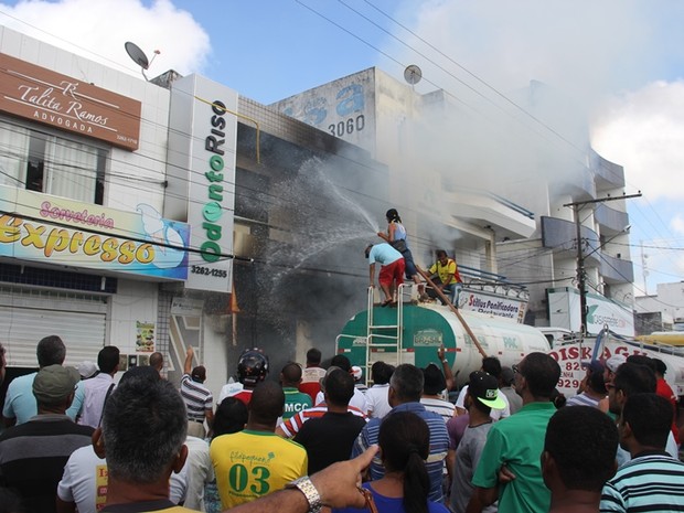 Populares tentaram pagar o fogo com o auxílio de um carro-pipa (Foto: Raimundo Mascarenhas/ Calila Notícias)