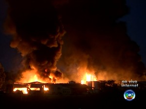 Área foi isolada e as causas do incêndio serão investigadas (Foto: Reprodução / TV TEM)
