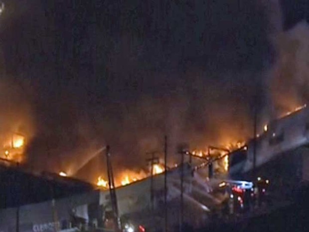 Incêndio atinge prédio de mais de 6 mil metros quadrados em Los Angeles (Foto: Reprodução / GloboNews)