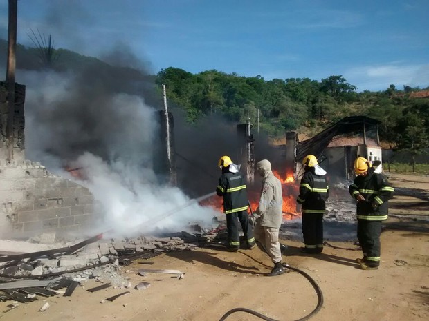 Bombeiros apagam fogo em centro de reciclagem em Cariacica (Foto:Roberto Pratti/ TV Gazeta)