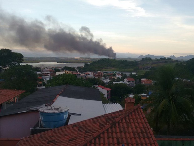 Incêndio atinge centro de reciclagem em Cariacica, no Espírito Santo (Foto: VC no ESTV)