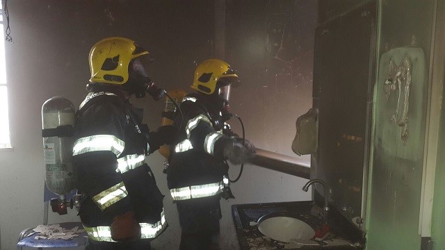 Paredes, forro e materiais foram danificados pelas chamas (Foto: Divulgação/Corpo de Bombeiros)