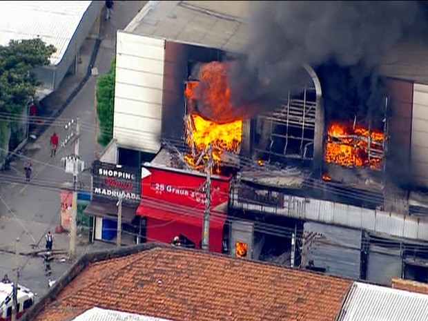 Fogo toma conta do andar superior do shopping que fica ao lado da Feira da Madrugada (Foto: GloboNews/Reprodução)