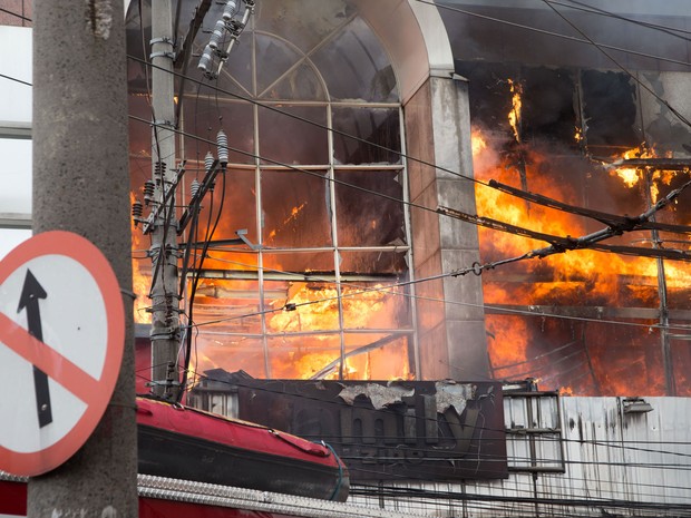 Um incêndio atinge um mini shopping ao lado da Feira da Madrugada, na rua Monsenhor Andrade no Brás, na região central de São Paulo, na manhã deste sábado (13) (Foto: Paulo Lopes/Futura Press/Estadão Conteúdo)