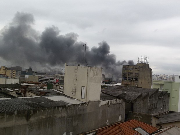 Internauta flagrou fumaça vinda do local de incêndio (Foto: Gisele Molina/VC no G1)