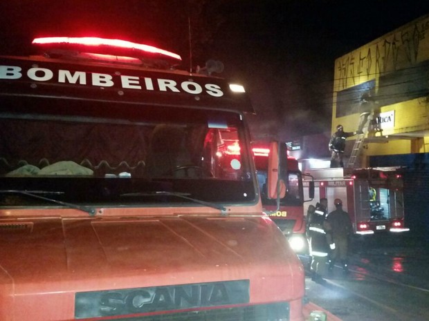 Estoque de tecido ficava no segundo andar da loja onde aconteceu o incêndio (Foto: Wilson Bisol/TV Morena)