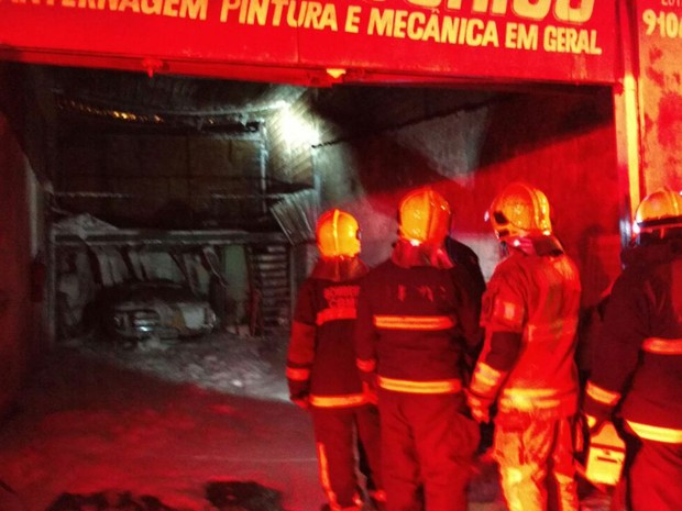 Bombeiros combatem incêndio em oficina em Brasília (Foto: Corpo de Bombeiros DF/Divulgação)
