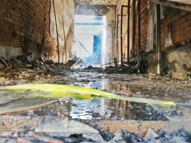 O fogo deixou pouca coisa no local (Foto: Fernando Antunes)