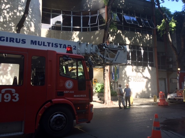 Incêndio atingiu terceiro andar de delegacia no Centro (Foto: Matheus Rodrigues / G1)