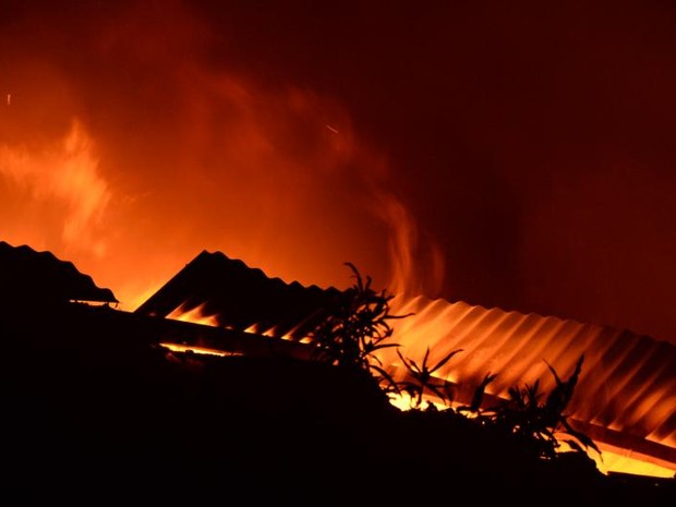 Incêndio de grande proporções levou cerca de 3 horas para ser controlado (Foto: Júlio Leite/ Arquivo Pessoal)