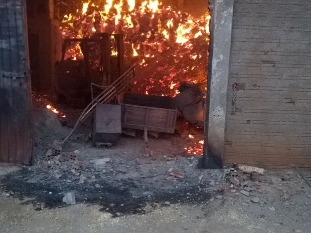 Fogo começou por volta das 20h de segunda-feira (21) (Foto: Corpo de Bombeiros / Divulgação)