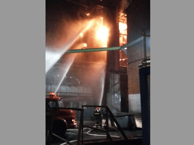 Brigada de Incêndio combate incêndio na CSN, em Volta Redonda (Foto: Divulgação/WhatsApp TV Rio Sul)