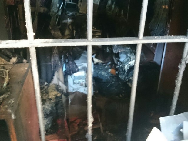 Fogo atingiu sala de próteses na noite de sábado (Foto: João Barbier/RBS TV)