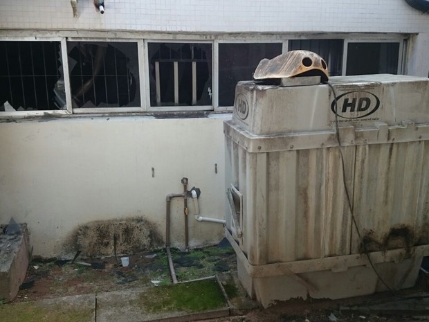 Princípio de incêndio destruiu parte de uma sala do HU (Foto: João Barbier/RBS TV)