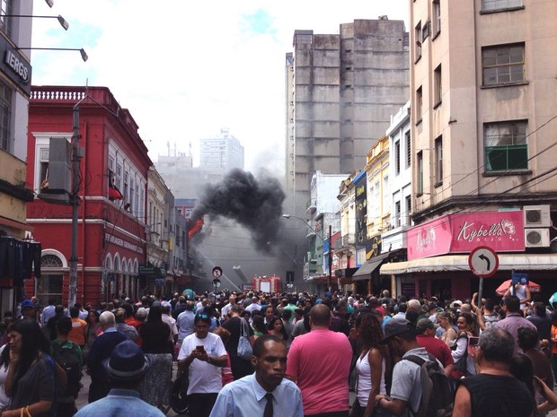 Inúmeros curiosos foram até o local (Foto: 1º Comando Regional de Bombeiros de Porto Alegre/Divulgação)