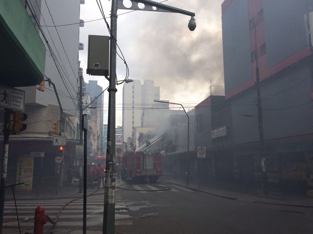Incêndio atinge prédio no Centro de Porto Alegre (Foto: Fábio Almeida/RBS TV)