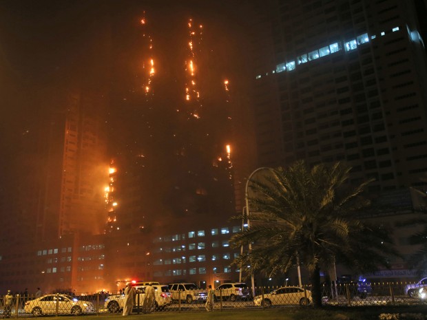 Chamas e fumaça são vistas em incêndio nas torres residenciais no emirado de Ajman, nos Emirados Árabes Unidos, na segunda (28) (Foto: AP Photo/Kamran Jebreili)