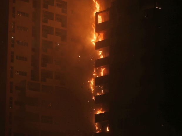 Chamas e fumaça são vistas em incêndio nas torres residenciais no emirado de Ajman, nos Emirados Árabes Unidos, na segunda (28) (Foto: AP Photo/Kamran Jebreili)