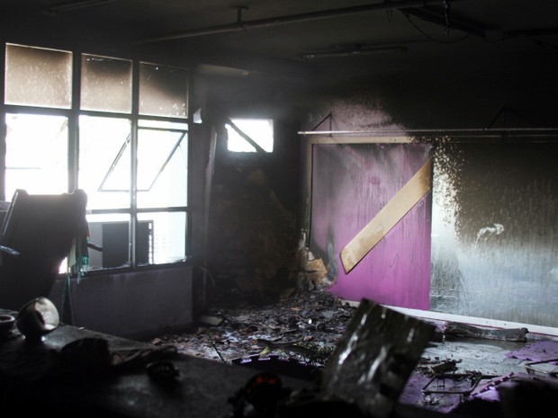 Incêndio causa estragos em prédio comercial de Porto Ferreira (Foto: VC no G1)