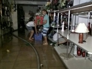 Loja de flores foi atingida por incêndio na noite de terça-feira (30), em Feira de Santana (Foto: Ed Santos/ Acorda Cidade)