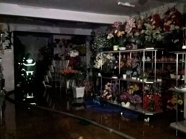 Incêndio ocorreu em loja de flores no centro conhecido como Feiraguay (Foto: Ed Santos/ Acorda Cidade)