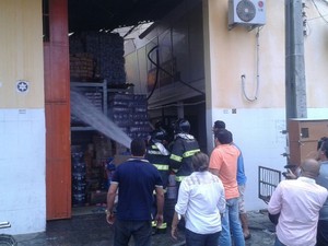Corpo de Bombeiros trabalha para controlar as chamas (Foto: Luís Vítor Melo/G1)