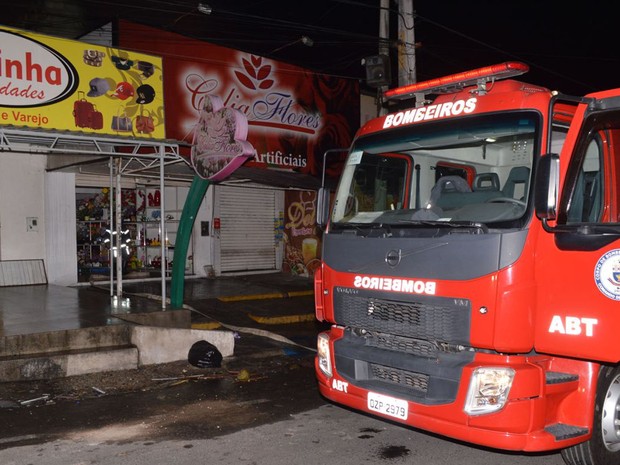 Corpo de Bombeiros controlou incêndio na noite de terça-feira (29) (Foto: Ed Santos/ Acorda Cidade)