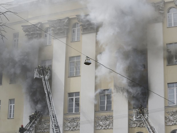 Bombeiros trabalham para apagar o fogo que atingiu o Ministério da Defesa, no centro de Moscou (Foto: Maxim Zmeyev/Reuters)