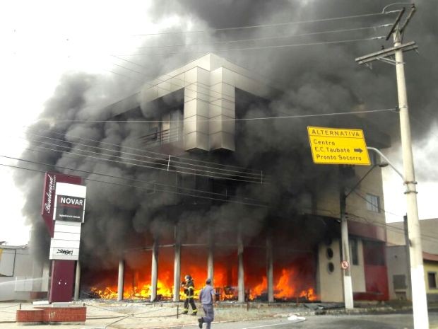 Por volta das 9h, chamas já haviam sido controladas pelos bombeiros (Foto: Edgar Rocha/TV Vanguarda)