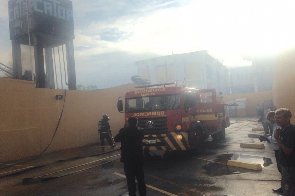 O incêndio mobilizou duas viaturas do Corpo de Bombeiros (Fotos: Portal Infonet)