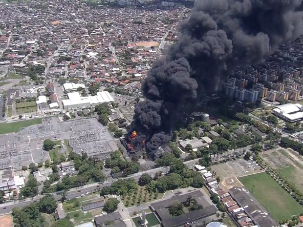 Fogo consome parte do prédio da Chesf na Zona Oeste do Recife (Foto: Reprodução/TV Globo)