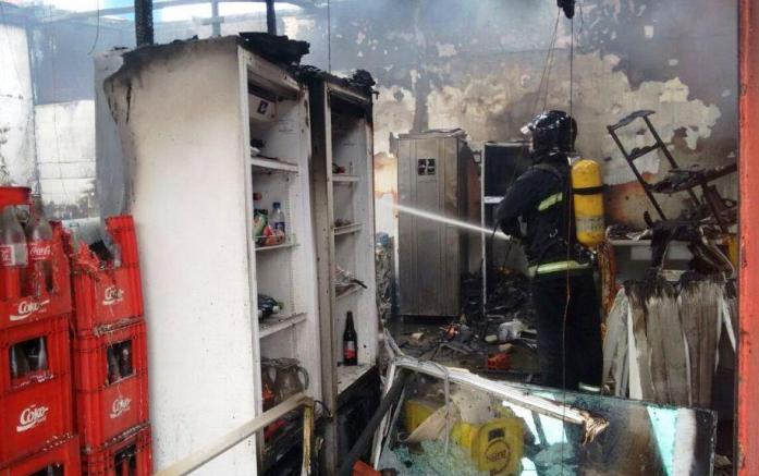 Soldado afirmou que não havia pessoas na pizzaria no momento do ocorrido. Ação de combate ao fogo durou cerca de 1h. Foto: Divulgação/Corpo de Bombeiros
