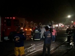 Várias atuaram no combate ao fogo, que chamou a atenção de várias pessoas (Foto: Hélio de Freitas)