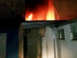 Nos fundos do prédio, era possível ver a altura em que as chamas estavam (Foto: Hélio de Freitas)