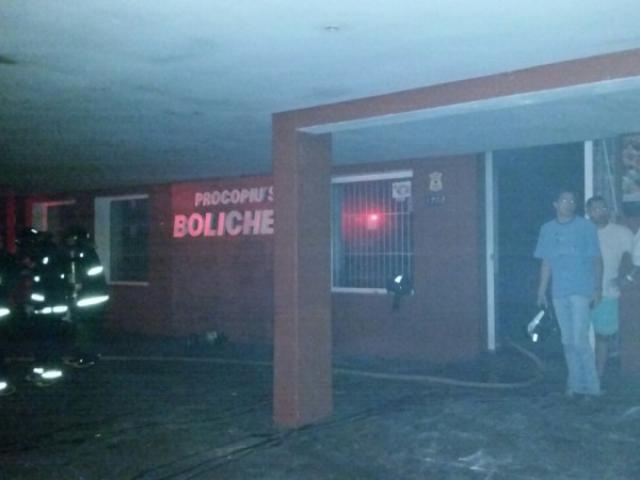 Incêndio atingiu a parte dos fundos do boliche, mas fumaça tomou conta de todo o local (Foto: Hélio de Freitas)