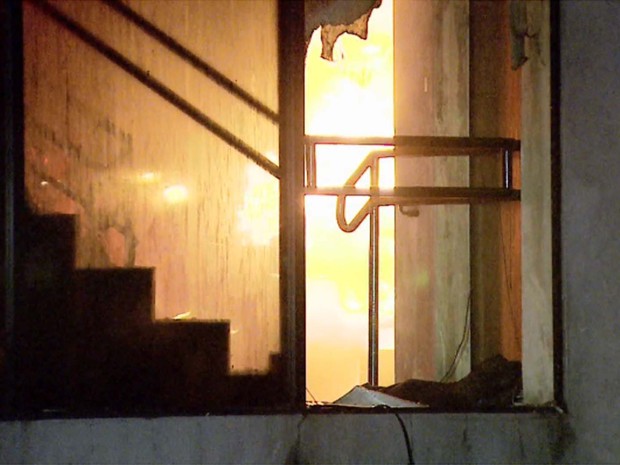 Segundo tenente do Corpo de Bombeiros Eric Cocce, o interior da empresa foi praticamente todo destruído pelas chamas. (Foto: Fabio Junior/EPTV)