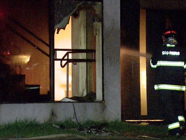 Segundo tenente do Corpo de Bombeiros, Eric Cocce, o interior da empresa foi praticamente todo destruído pelas chamas (Foto: Fabio Junior/EPTV)