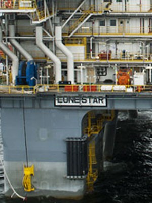 Incêndio atingiu plataforma na Baía de Guanabara (Foto: Divulgação)