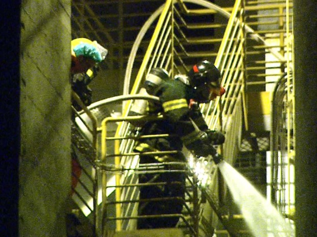 Bombeiros trabalham para resfriar filtro que pegou fogo em fábrica de ração em Ribeirão Preto, SP (Foto: Reprodução/EPTV)