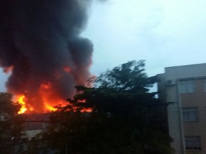 Incêndio em São José começou por volta das 6h20 (Foto: Aline Goulart/RBS TV)