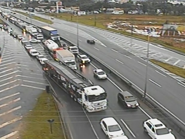 Trecho da BR-101 próximo ao incêndio tem congestionamento (Foto: Reprodução/RBS TV)