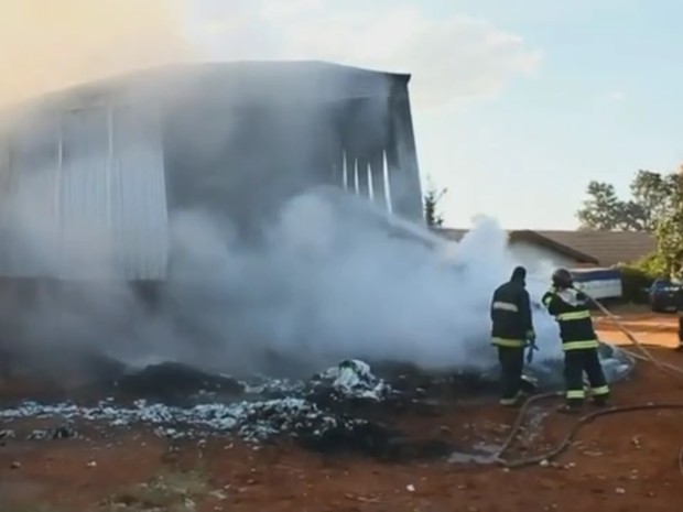 Galpão pegou fogo em Ibitinga (Foto: Ibitinga Diário/Divulgação)