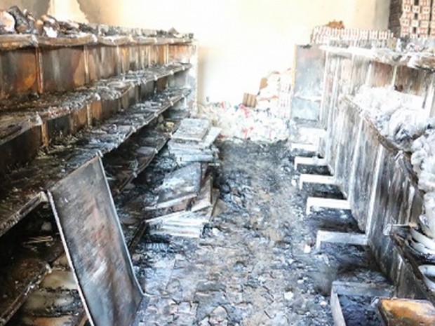 Incêndio em supermercado de Bambuí detruiu mercadorias expostas em prateleiras (Foto: Marco Antônio/Tv Bambuí)